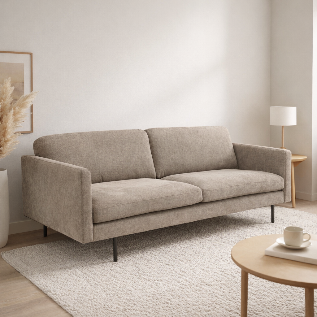 3-istuttava Ystad-sohva beigellä Cloud 09 -kangasverhoilulla ja mustilla metallisilla jaloilla. Stailattu visualisointi.