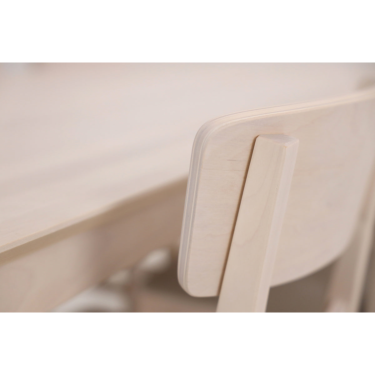 Lähikuvassa kuultovalkoinen Ystad-tuoli, sekä ruokapöytä.