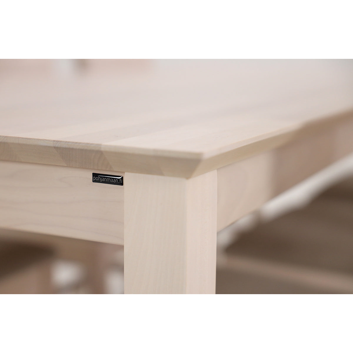 Lähikuvassa kuultovalkoinen Ystad-ruokapöytä.