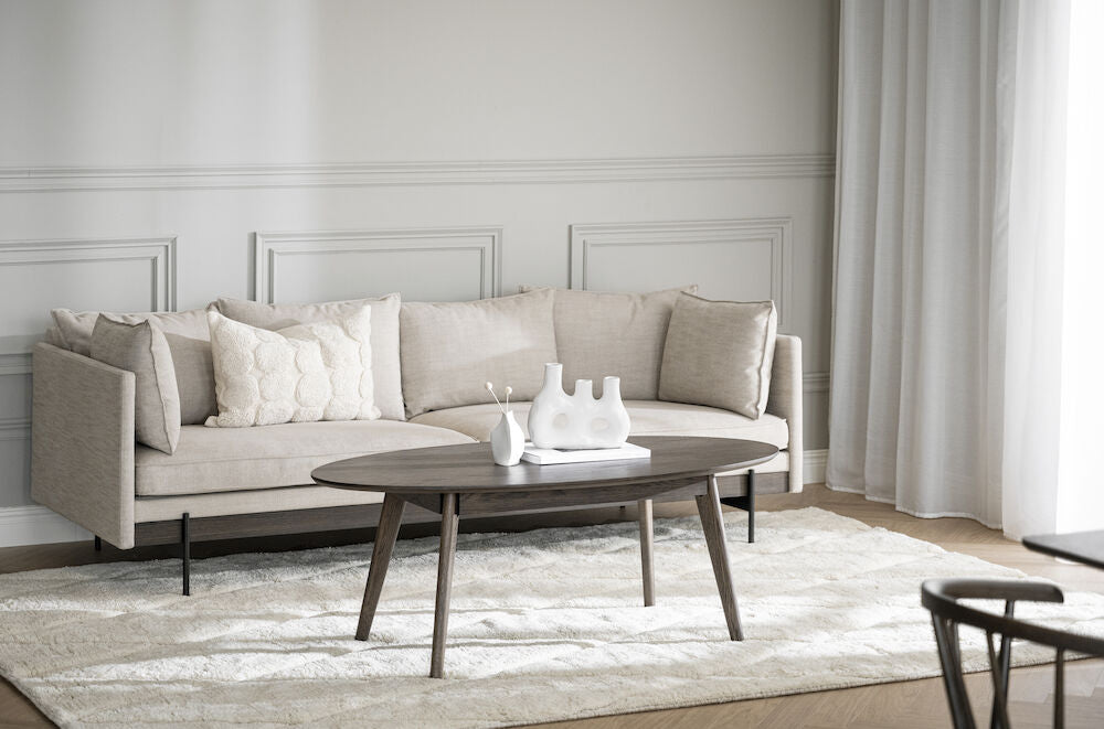 Kuvassa on ovaalinmuotoinen Yumi-sohvapöytä, ruskea.