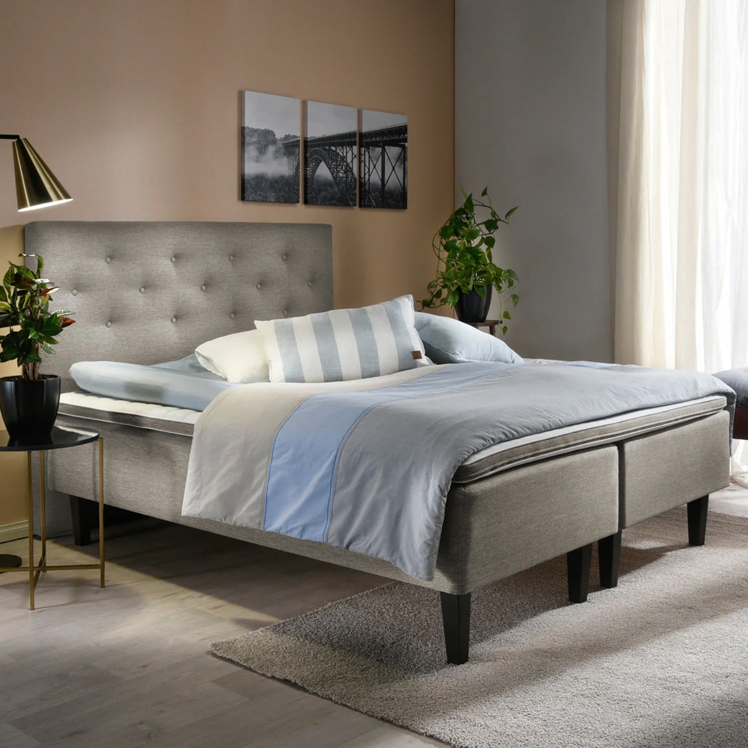 Hiekanvärinen Havu-runkopatjasänky wengen värisillä Royal-jaloilla ja yhtenäisellä profiloidulla sijauspatjalla. Kuvan sängynpääty myydään erikseen.