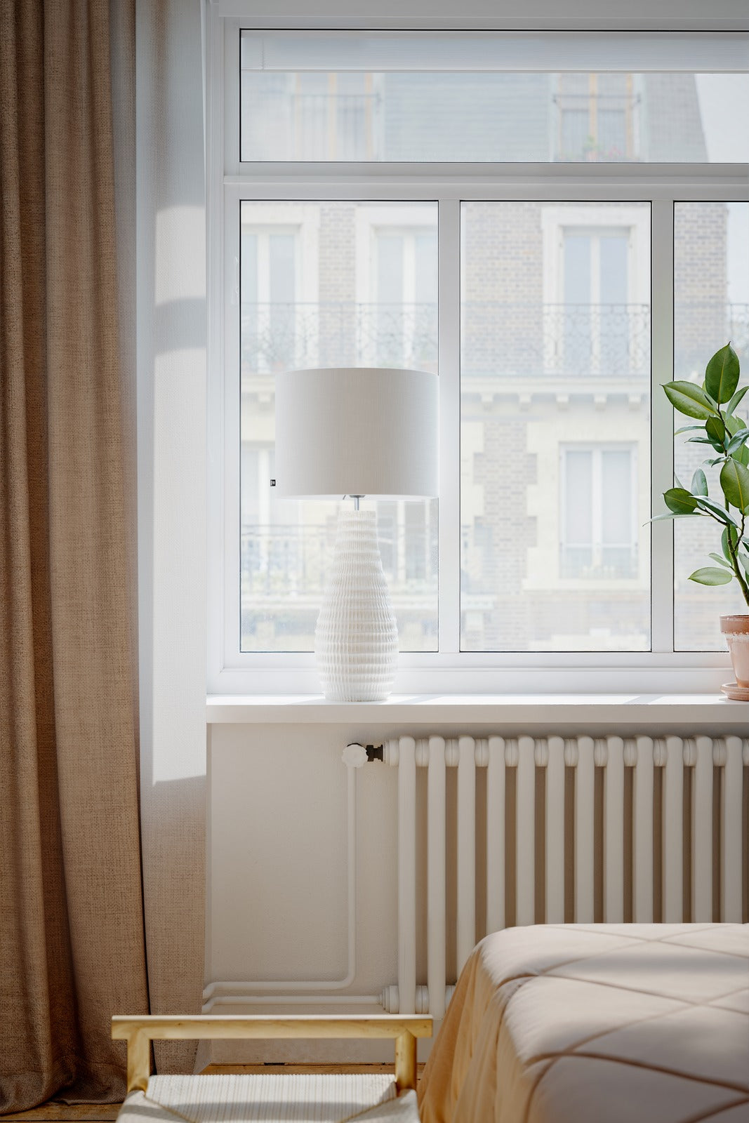 Bartha pöytävalaisin 74 cm sisustuksessa