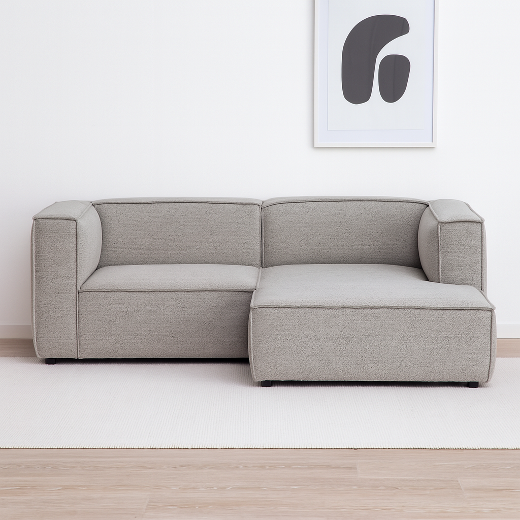 Beacon-divaanisohva hiekanvärisellä Boucle Crush -kankaalla ja oikeanpuoleisella divaanilla. Sohvassa on matalat mustat jalat. Stailattu visualisointi.