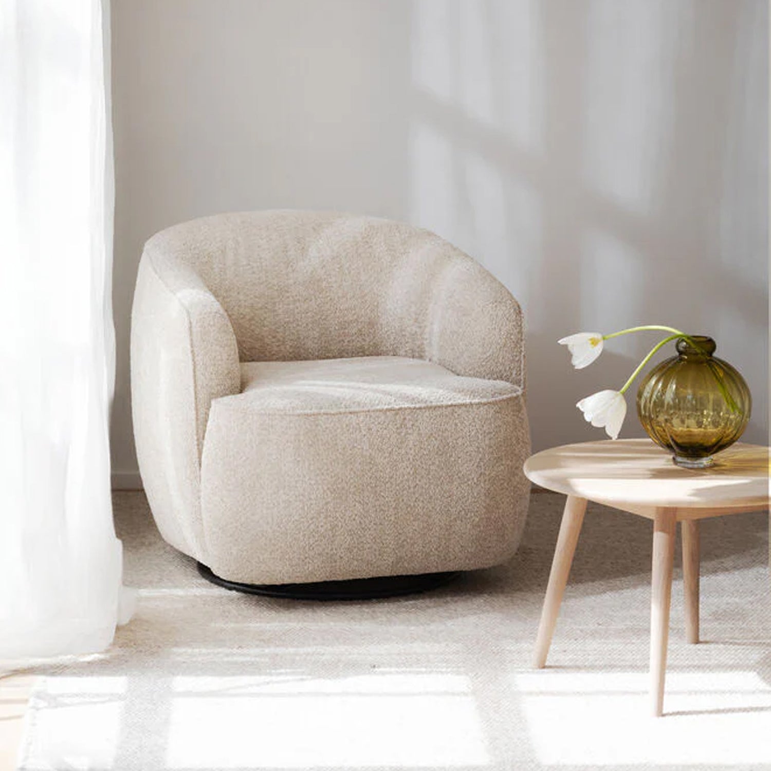 DERMOT nojatuoli pyörivä Anna-kankaalla