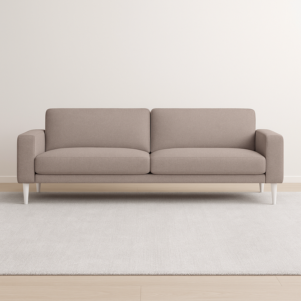 3-istuttava Ilona-sohva leveillä tyynyillä ja vaalealla hiekanvärisellä Barcelona 10 -kangasverhoilulla. Kuvan sohvassa on 20 cm leveät KN20-käsinojat ja 18 cm korkeat puiset valkoiset pyöreäkartiojalat. Stailattu visualisointi.