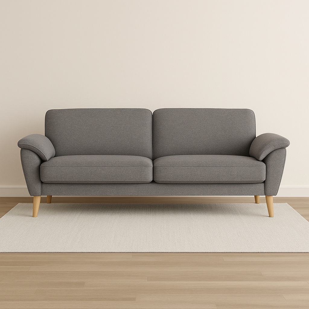 Ilona-sohva harmaalla AC Otaru 213 -kankaalla ja luonnonvärisillä 18 cm korkeilla vinoilla pyöreäkartiojaloilla. Kuvan sohvassa on 17 cm leveät KNT-käsinojat. Stailattu visualisointi.
