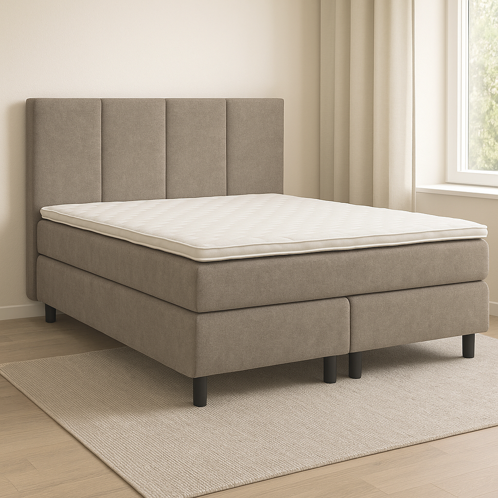 Juhlajenkki Saga -jenkkisänkypaketti verhoiltuna hiekanvärisellä Avila 09 -kankaalla. Valkoinen Relax-petauspatja ja mustat pyöreät tolppajalat, sekä Heaven by Unico Gold -sängynpääty kuuluvat pakettiin. Stailattu visualistointi.