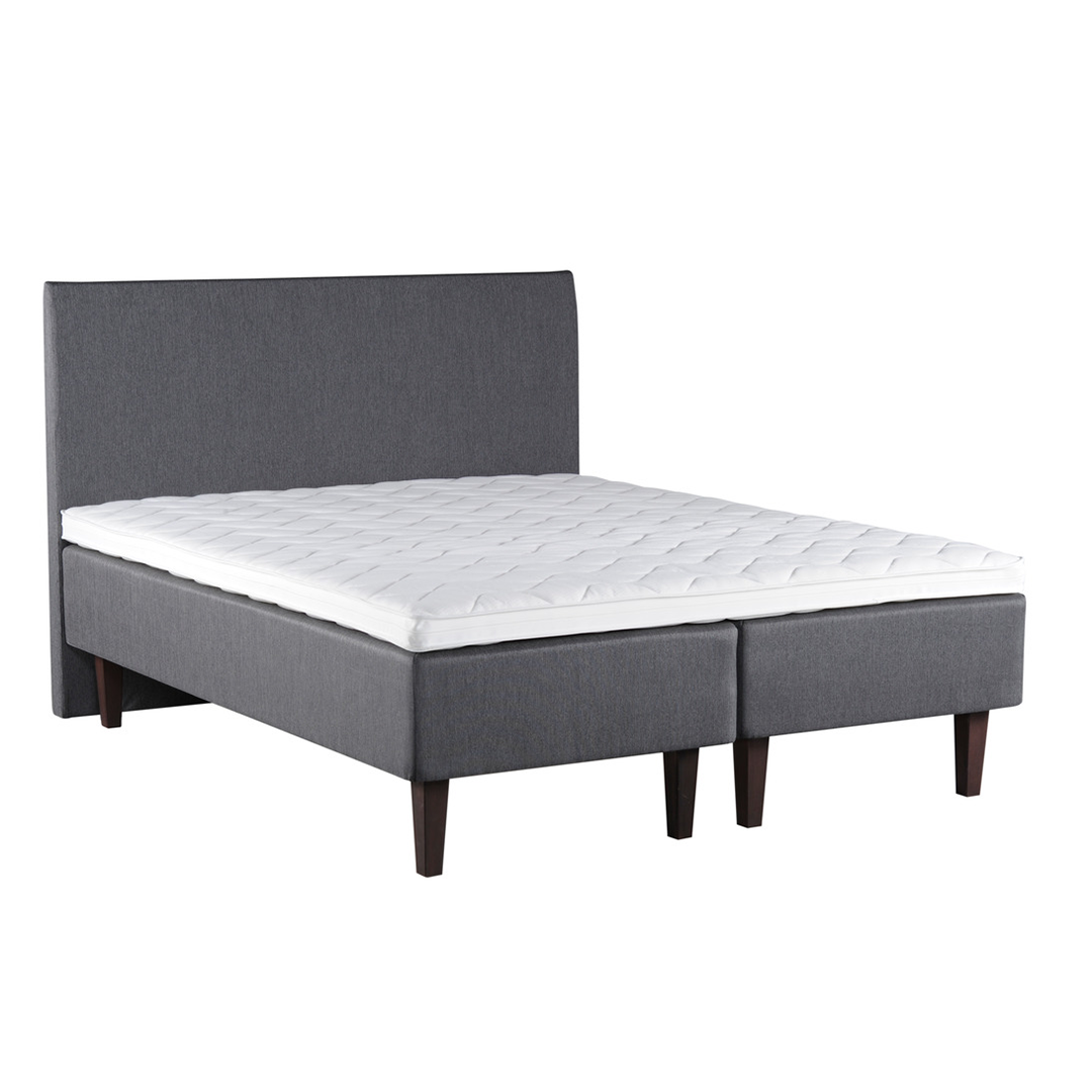 Harmaa Meri-runkopatja wengenvärisillä Royal-tammijaloilla ja profiloidulla sijauspatjalla. Kuvan Aalto-sängynpääty myydään erikseen.