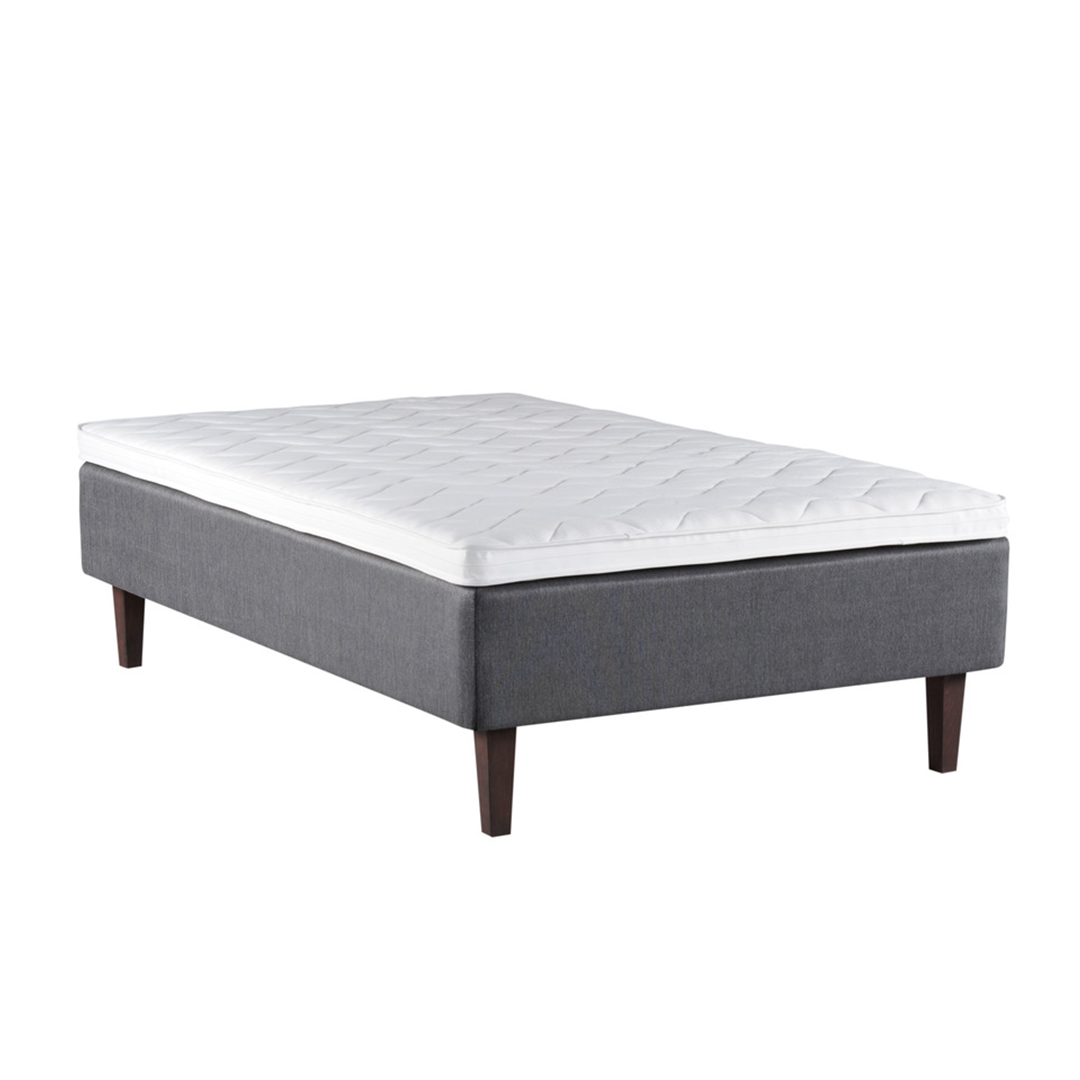 Harmaa Meri-runkopatja wengenvärisillä Royal-tammijaloilla ja profiloidulla sijauspatjalla.