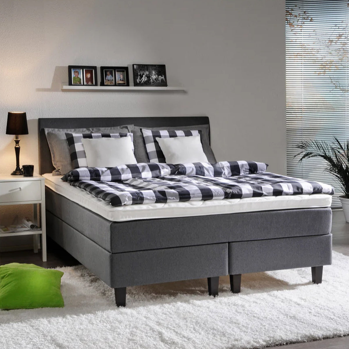 Harmaa Meri -jenkkisänky wengen värisillä Royal-jaloilla ja profiloidulla sijauspatjalla. Kuvan Aalto-sängynpääty ja kuvausrekvisiitta myydään erikseen.