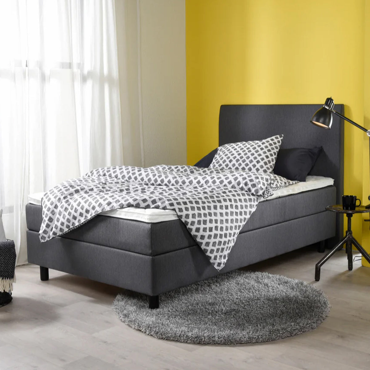 Verhoillulla sängynpäädyllä viimeistelet vuoteen ulkonäön. Kuvassa on erikseen myytävä Aalto-sängynpääty yhdessä Aalto-jenkkisängyn kanssa, tummanharmaa.