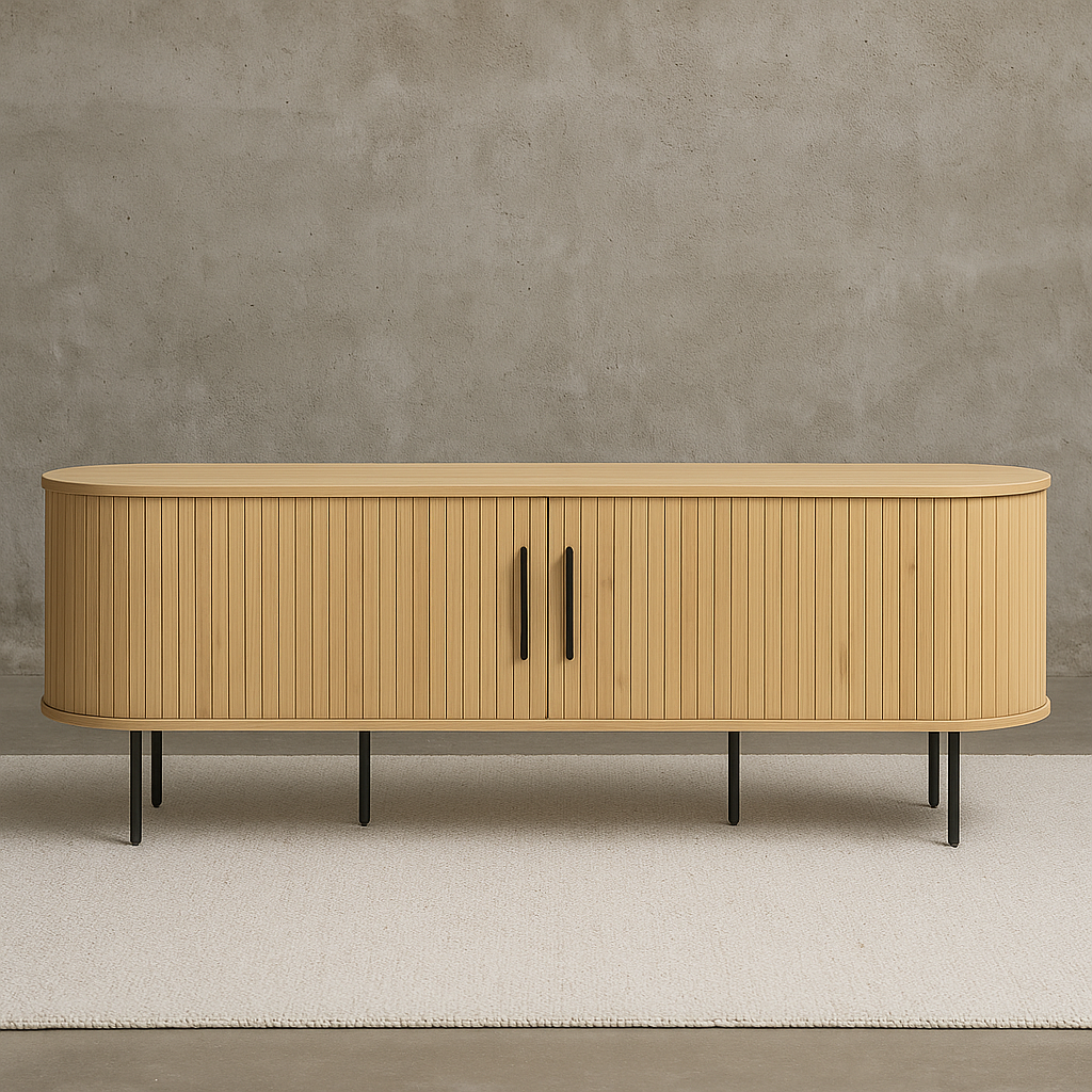 Ovaalinmuotoinen Nola-tv-taso 180 cm, luonnonvärinen tammi. Tasossa on mustat metalliset vetimet liukuovissa ja mustat säädettävät metallijalat. Stailattu visualisointi.