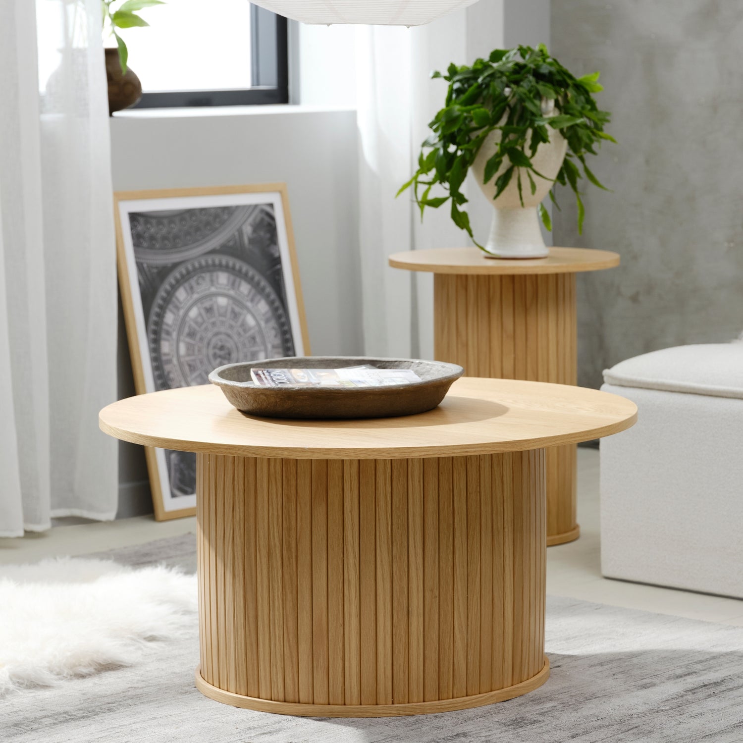 Kuvassa on Nola-sohvapöytä tammen värisenä. Pöytälevyn halkaisija 90 cm.