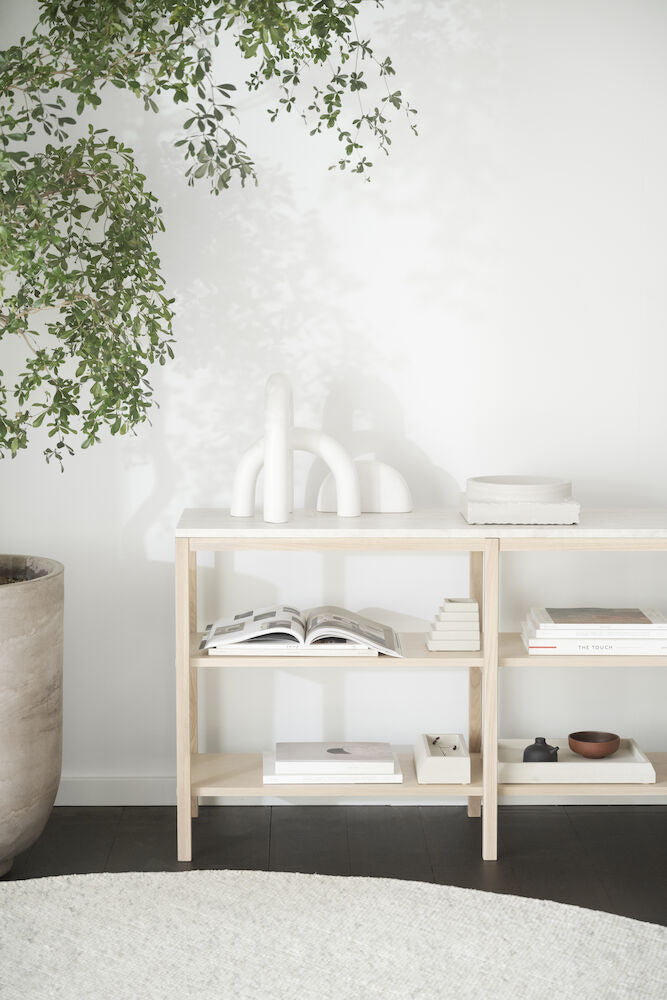 Valkotammenvärinen Orwel-konsolipöytä 140 x 40 cm. Upea 3-tasoinen sivupöytä tarjoaa runsaasti laskutilaa.