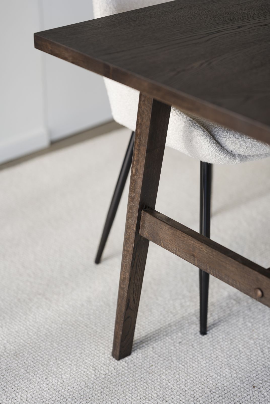 Lähikuvassa savutammenvärinen Plainfield-ruokapöytä.