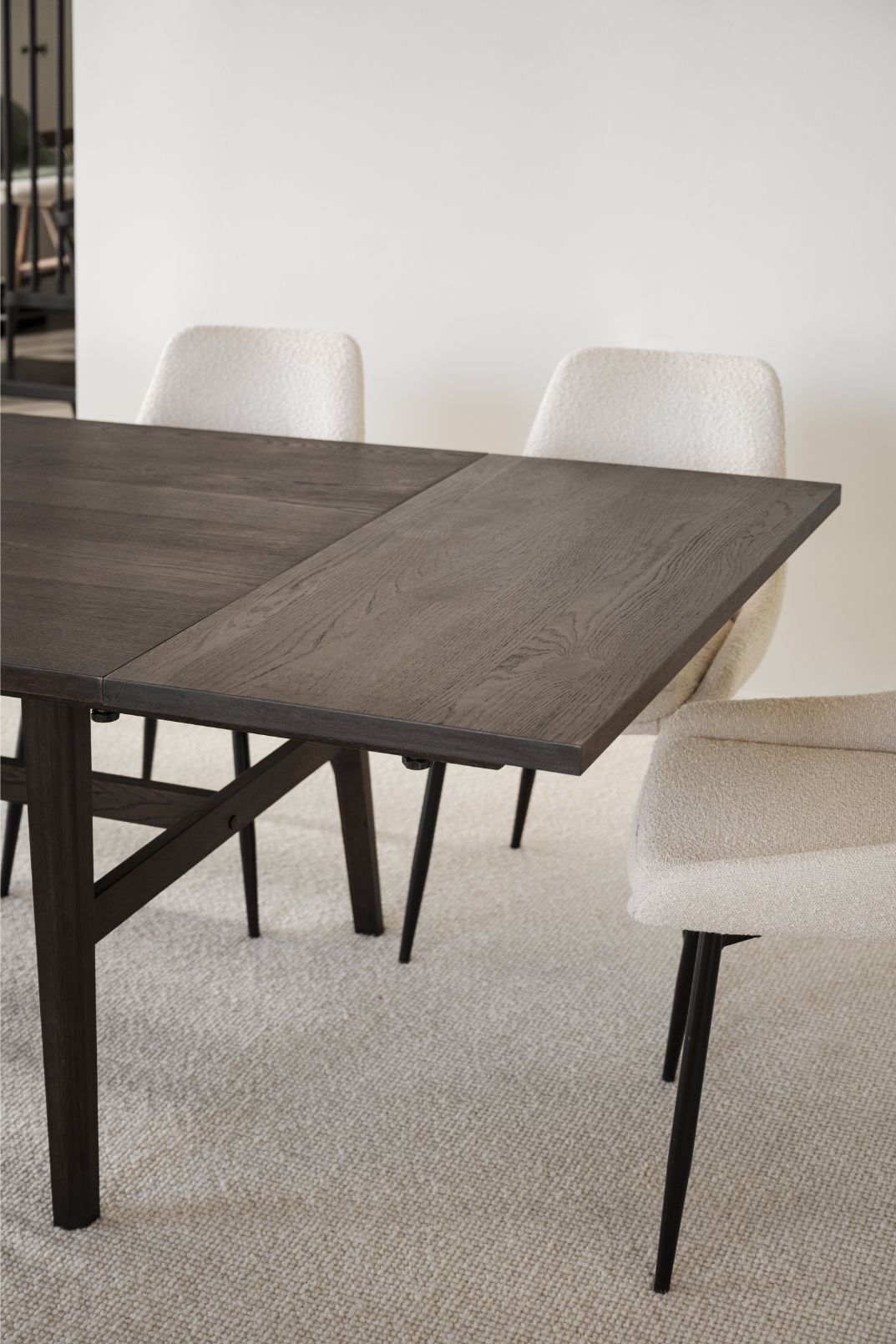 Savutammenvärinen Plainfield-jatkolevy. (Kuvassa myös erikseen myytävät Sierra-tuolit).