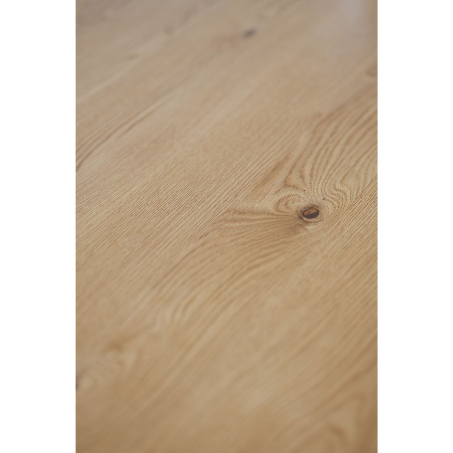 Lähikuvassa tammenvärisen Plainfield-ruokapöydän levy.