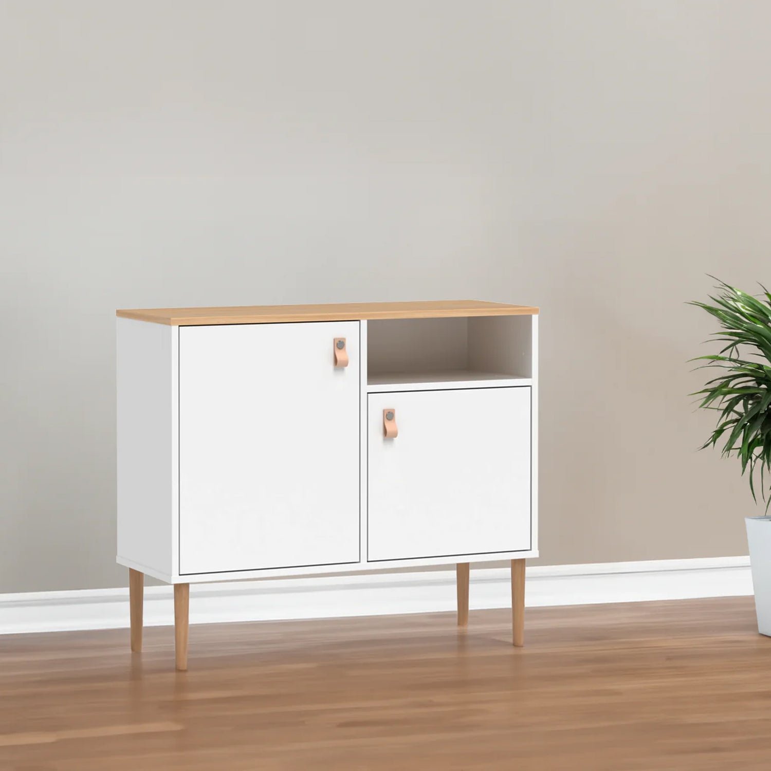 Kuvassa on valkoinen-luonnonvärinen Stemma-lipastokaappi luonnonvärisillä tammijaloilla sekä kannella. Kalusteessa on luonnonväriset nahkavetimet.