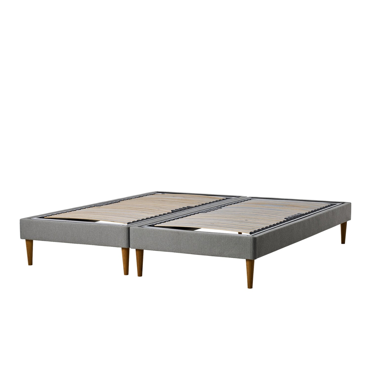 Kuvassa on yhdistetty 2 erikseen myytävää Tempur Stay -vuoderunkoa parisängyksi. TEMPUR® Stay -vuoderunko sopii kaikille TEMPUR®-patjoille. Vuoderungossa on 19 cm tammijalat.