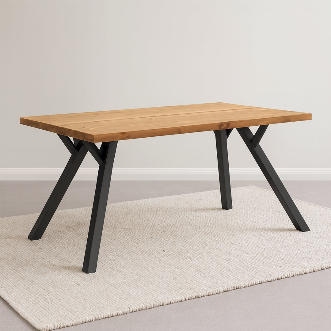 Venla-ruokapöytä 150 x 90 cm antiikinruskealla mäntykannella ja mustilla puujaloilla. Stailattu visualisointi.