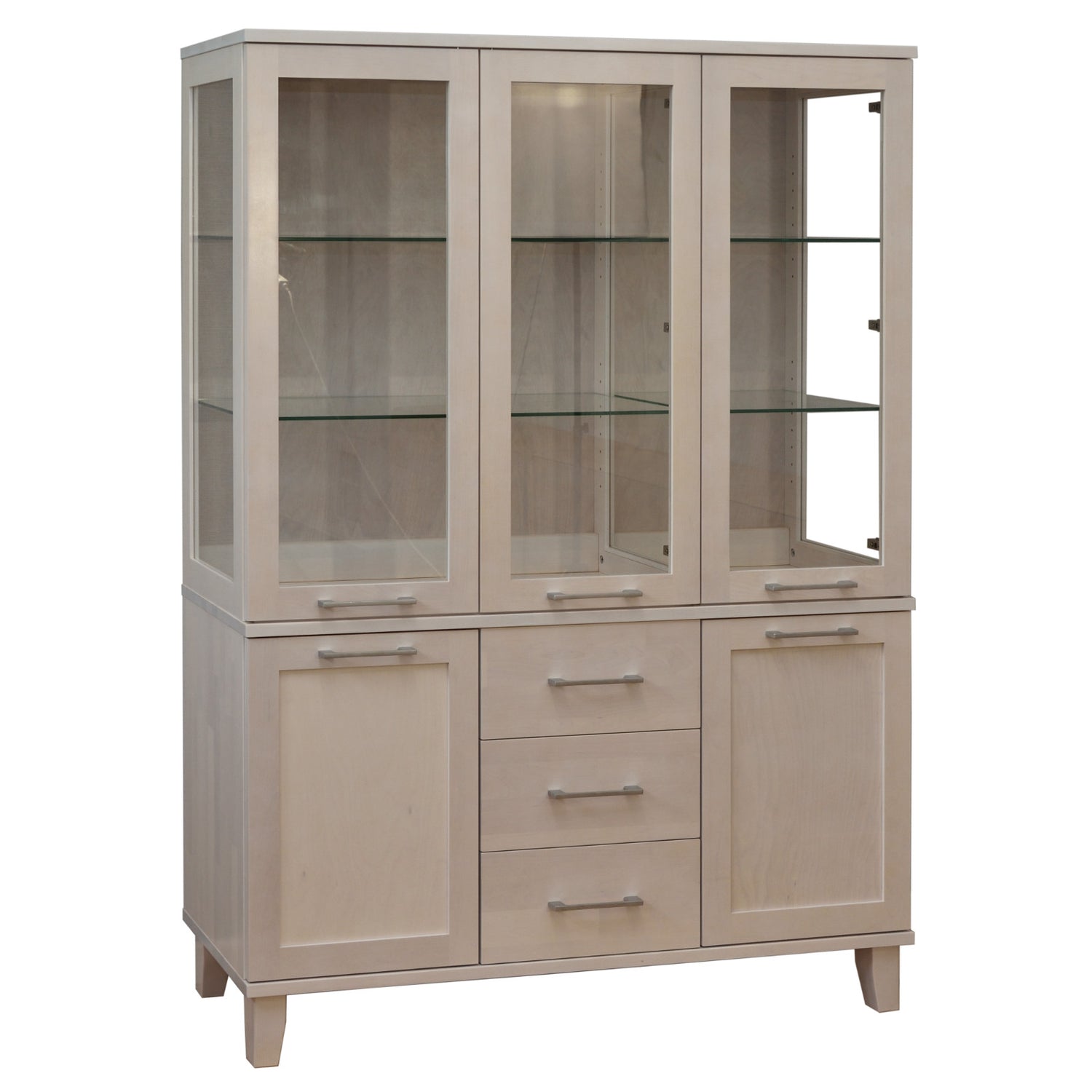 Kuultovalkoinen Vuokatti-vitriini. Vitriinissä on lasikaapisto lasihyllyillä, alaosan tilava senkki kaappien peiliovilla, sekä pitkänmalliset RST-vetimet.