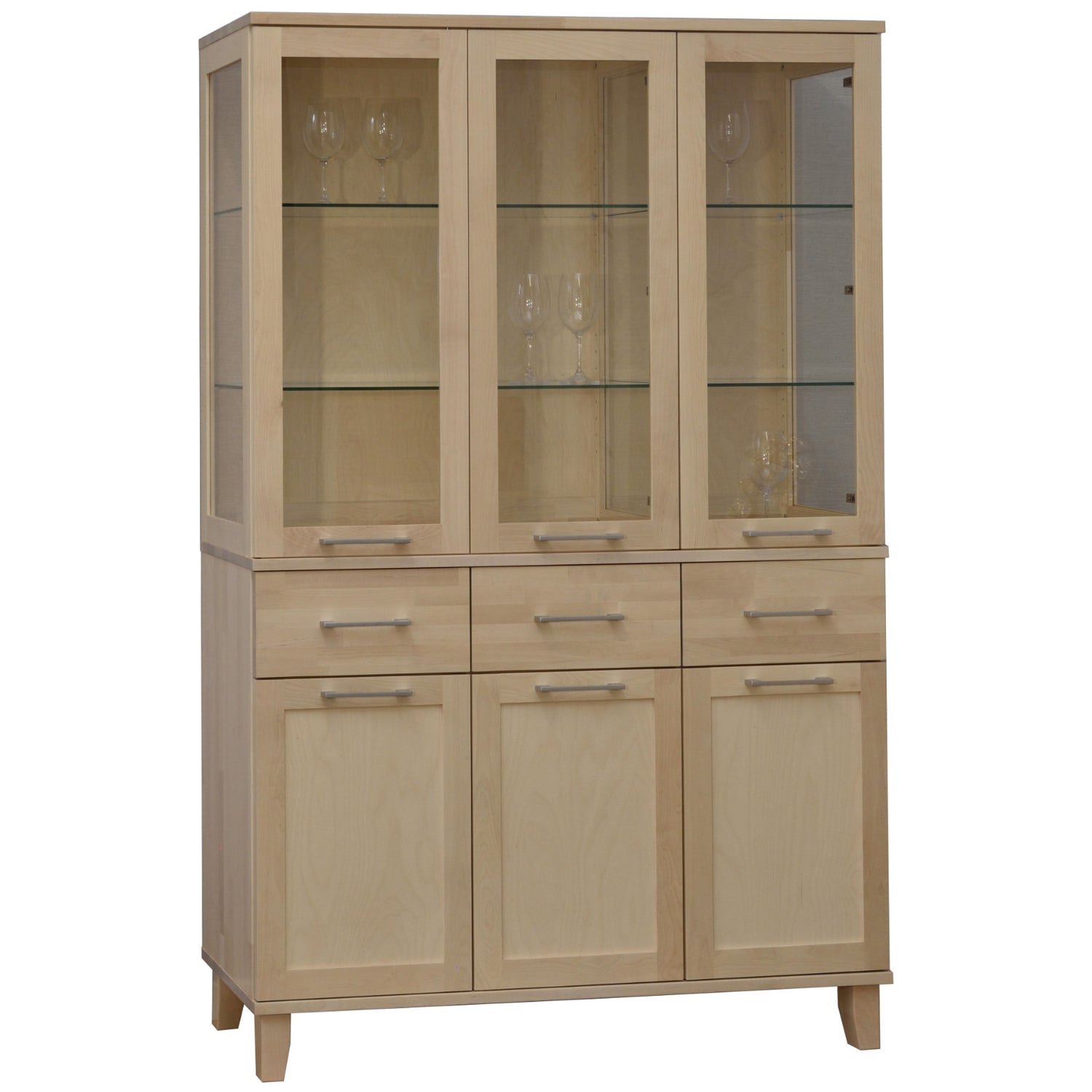 Valkolakattu Vuokatti-vitriini. Vitriinissä on lasikaapisto lasihyllyillä, alaosan tilava senkki kaappien peiliovilla, sekä pitkänmalliset RST-vetimet. Lasikaapin sisällä olevat viinilasit eivät kuulu senkin hintaan.