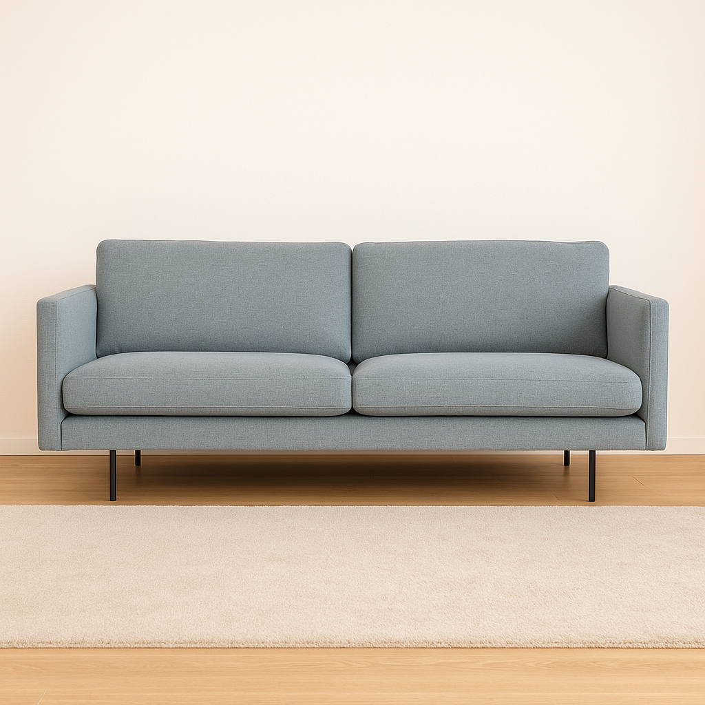 3-istuttava Ystad-sohva harmaalla Pacific 158 -kangasverhoilulla ja mustilla metallisilla jaloilla. Stailattu visualisointi.