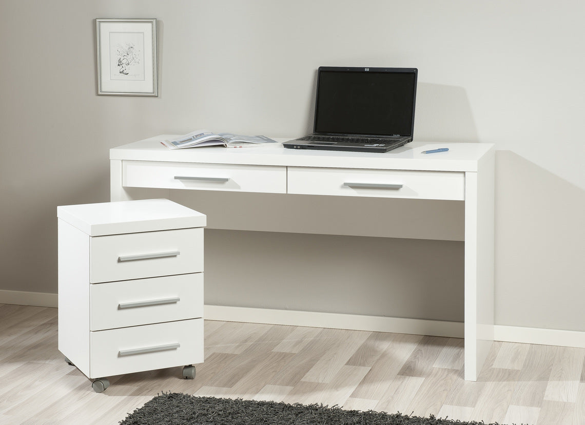 Shape-sarjan leveä työpöytä laatikoilla, sekä laatikosto. Kuvan työpisteen kalusteet ovat valkoisia.