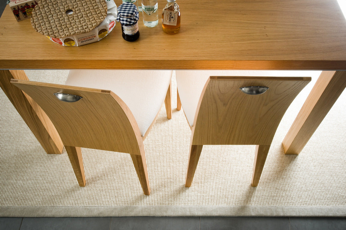 Esmeralda-maton loimi on huovutettua villaa ja kude paperinarua. Kuvassa valkoinen matto.