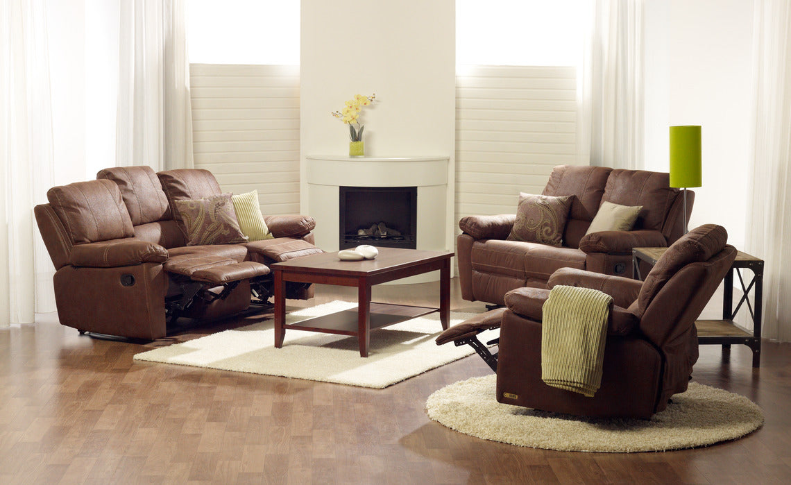 Mekanismisohvan voi yhdistää helposti muihin Denver-tuotteisiin, joissa on myös recliner-mekanismi. Kuvan sohvissa ja nojatuolissa on ruskea kangasverhoilu.