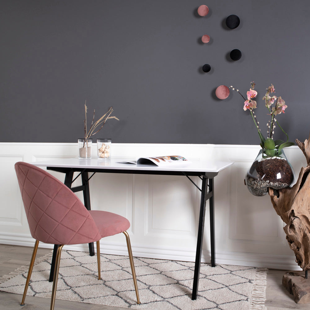 Tyylikäs Rimini-työpöytä tarjoaa runsaasti työskentelytasoa opiskeluun tai työntekoon.