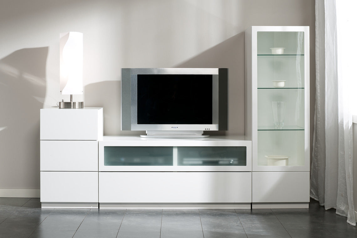 Kapea tv-taso on helppo yhdistää kokonaisuudeksi muiden Lumo-sarjan ylellisen valkoisten kalusteiden kanssa.