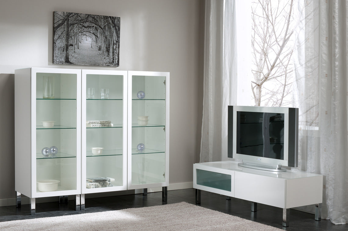 Kapea tv-taso on helppo yhdistää kokonaisuudeksi muiden Lumo-sarjan ylellisen valkoisten kalusteiden kanssa.