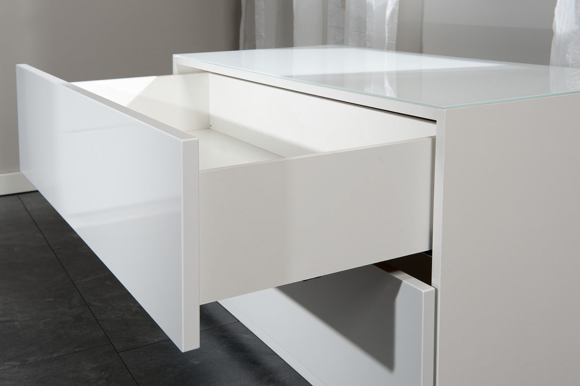 Hohtavan valkoiset Lumo-malliston kalusteet toimivat ilman vetimiä, push to open -mekanismilla.