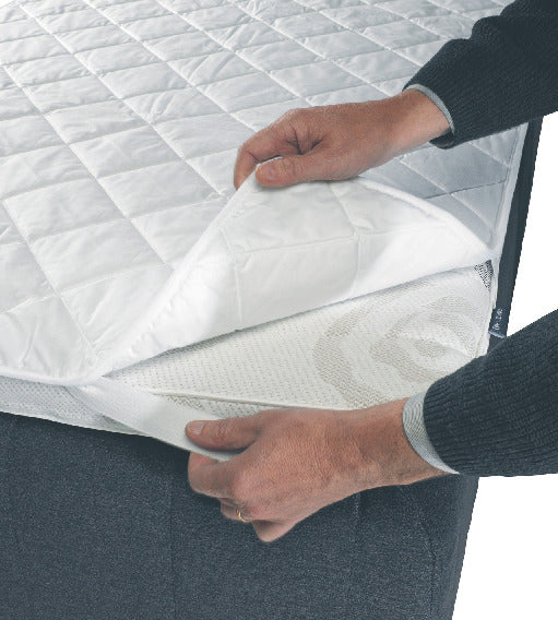 Kumilenkeillä sijauspatjan päälle kiinnitettävä Uni Clean -sijauspatjan suoja pidentää sijauspatjan käyttöikää.