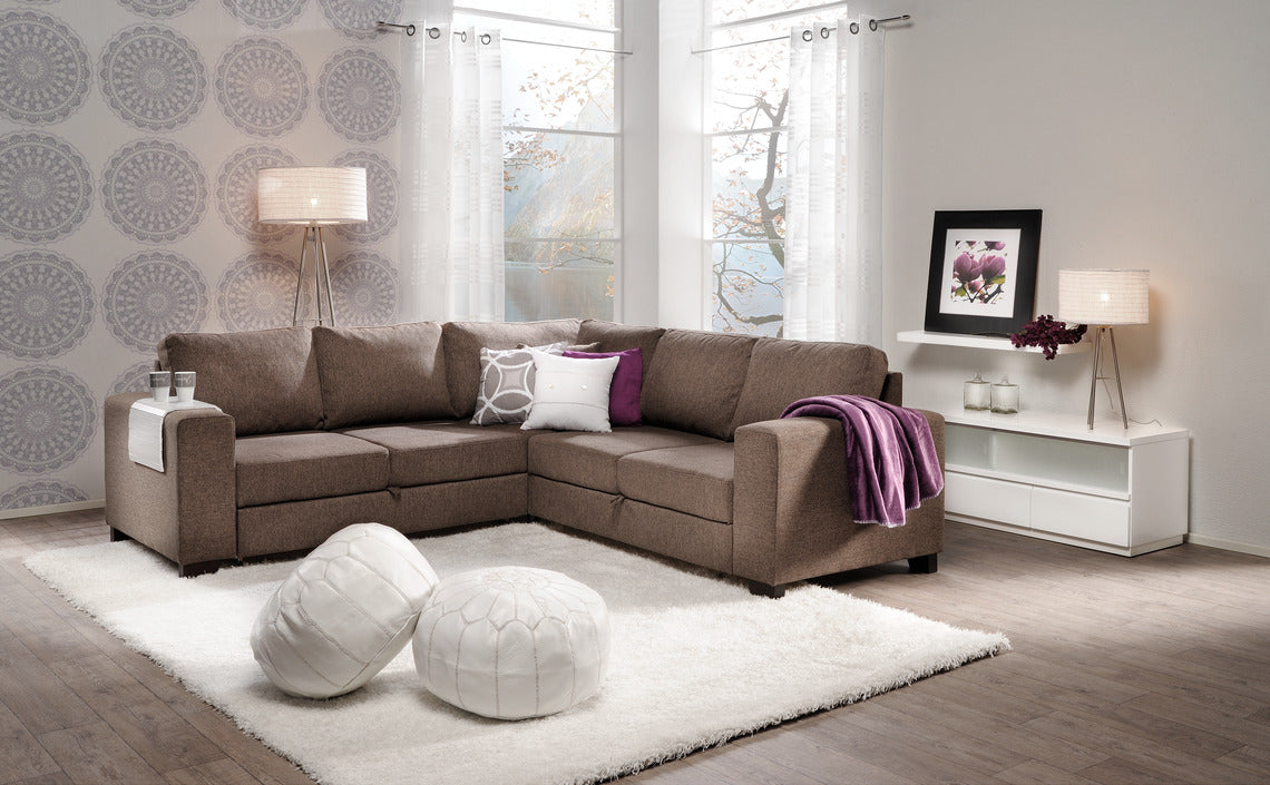 Zico-vuodekulmasohvaan on valittavissa erilaisia sisustukseen sopivia verhoilukankaita, jalkavärejä ja käsinojamalleja. Kuvassa olevat koristetyynyt, torkkupeitto ja käsinojatarjotin myydään erikseen.