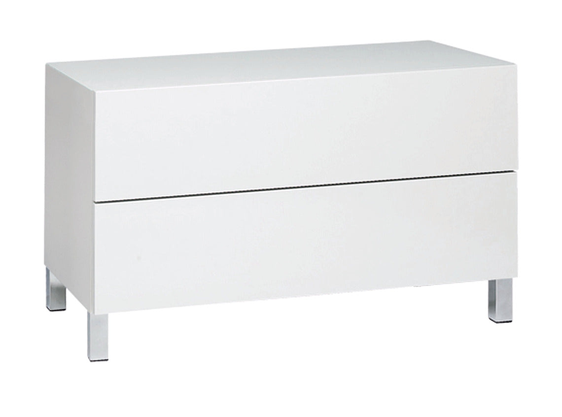 Kuvassa on 92 cm leveä korkeakiiltovalkoinen Lumo-lipasto hopeanvärisillä alumiinijaloilla. Sarjan tuotteissa on valkoinen lasikansi.