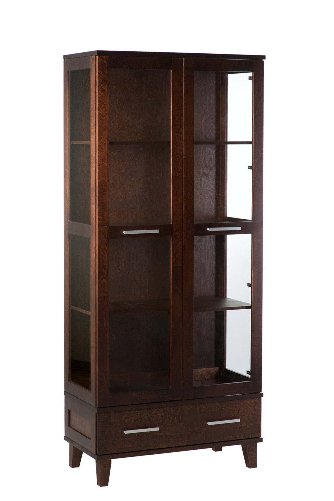 Vuokatti-vitriini, tumman pähkinänvärinen. Vitriinissä on korkea lasikko, alalaatikon puuosat peilisivuina ja pitkänmalliset vetimet ja puujalat.