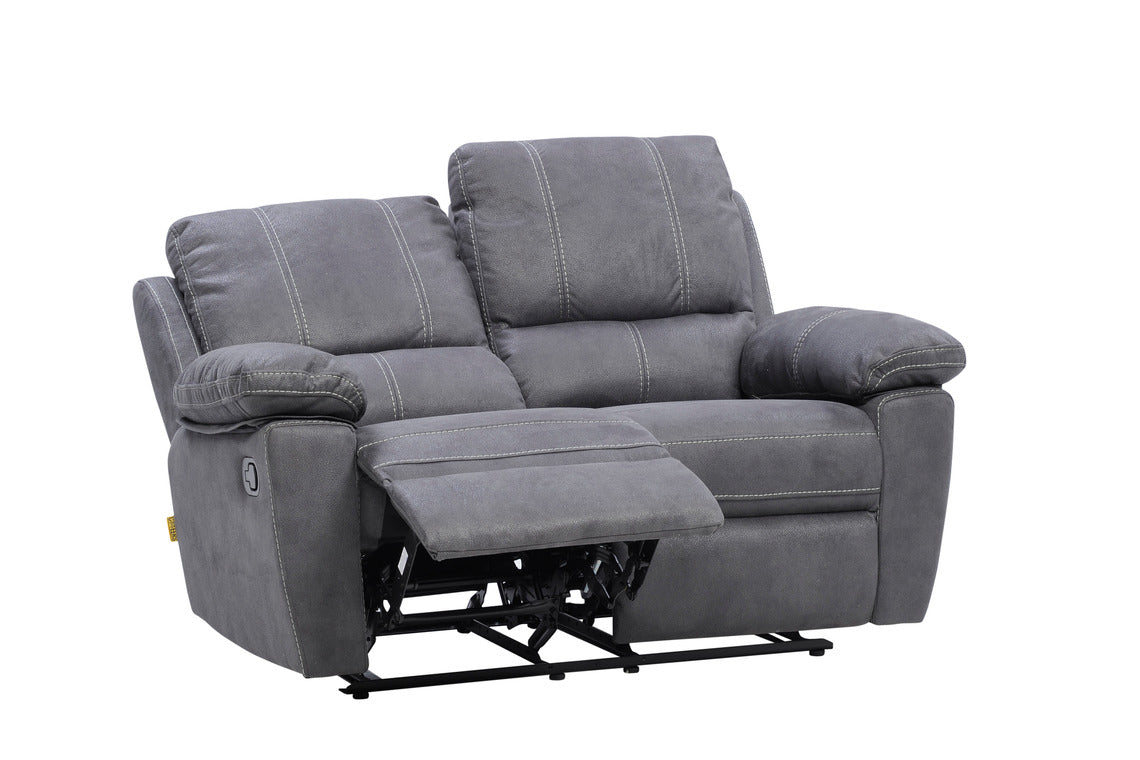 Denver-sohvassa on recliner-mekanismi, jonka avulla jalkarahi nousee ja selkänojan saa laskeutumaan taakse. Kuvan sohvassa on harmaa kangasverhoilu.