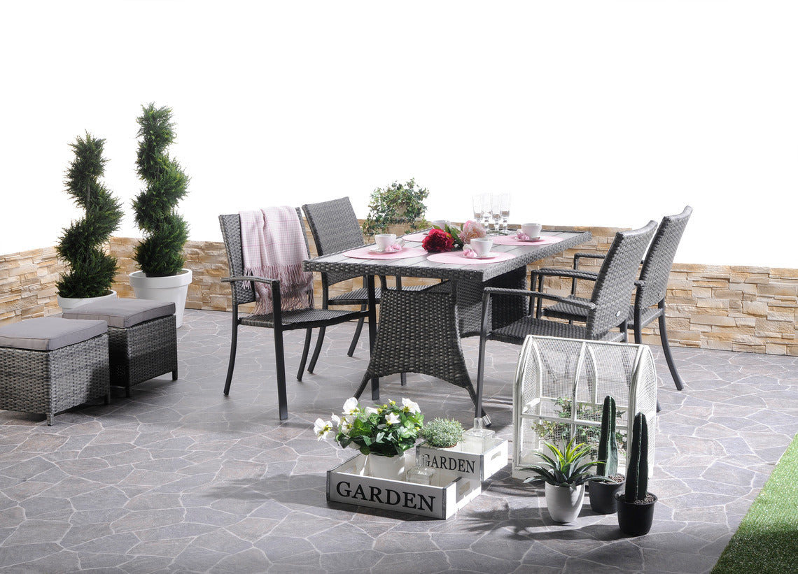 Täysin säänkestävät Suvi-puutarhakalusteet luovat tyylikkyyttä ja tilan tuntua niin pienille parvekkeille kuin avoterasseillekin.