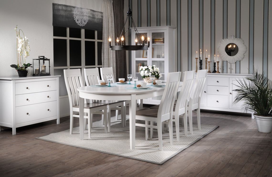 Kanerva-ruokailuryhmä ja Nyhamn-tuoteperheen kalusteita.