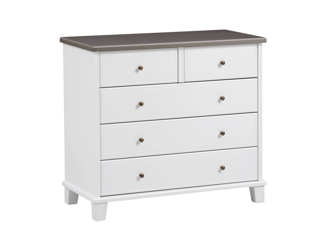 Leveä valkoinen Aada-lipasto harmaalla kannella.