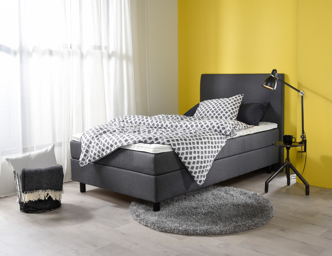 Verhoillulla sängynpäädyllä viimeistelet vuoteen ulkonäön. Kuvassa on Aalto-sängynpääty yhdessä Aalto-jenkkisängyn kanssa, tummanharmaa.