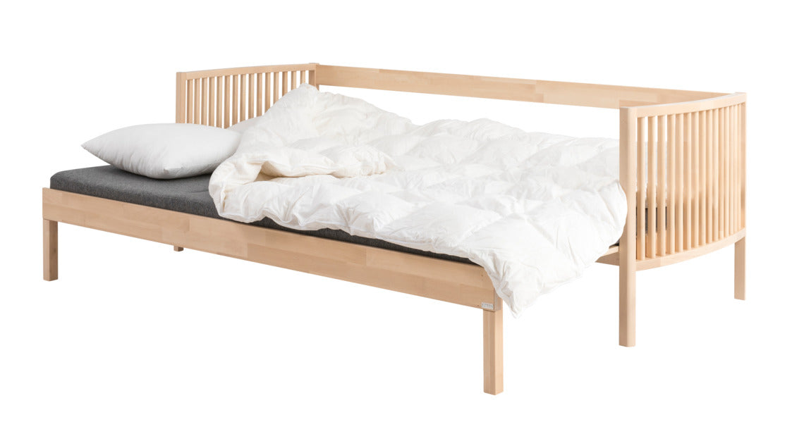 Aarre-puusohva pedattuna ja levitettynä vuoteeksi.