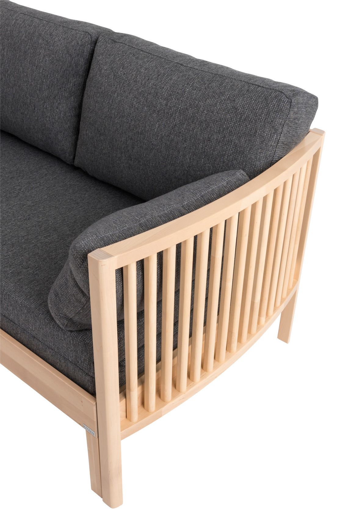 Massiivikoivuinen Aarre-vuodesohva ihastuttaa muotoilullaan.