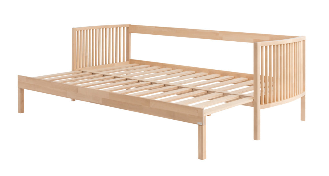 Aarre-vuodesohva vuoteeksi levitettynä.