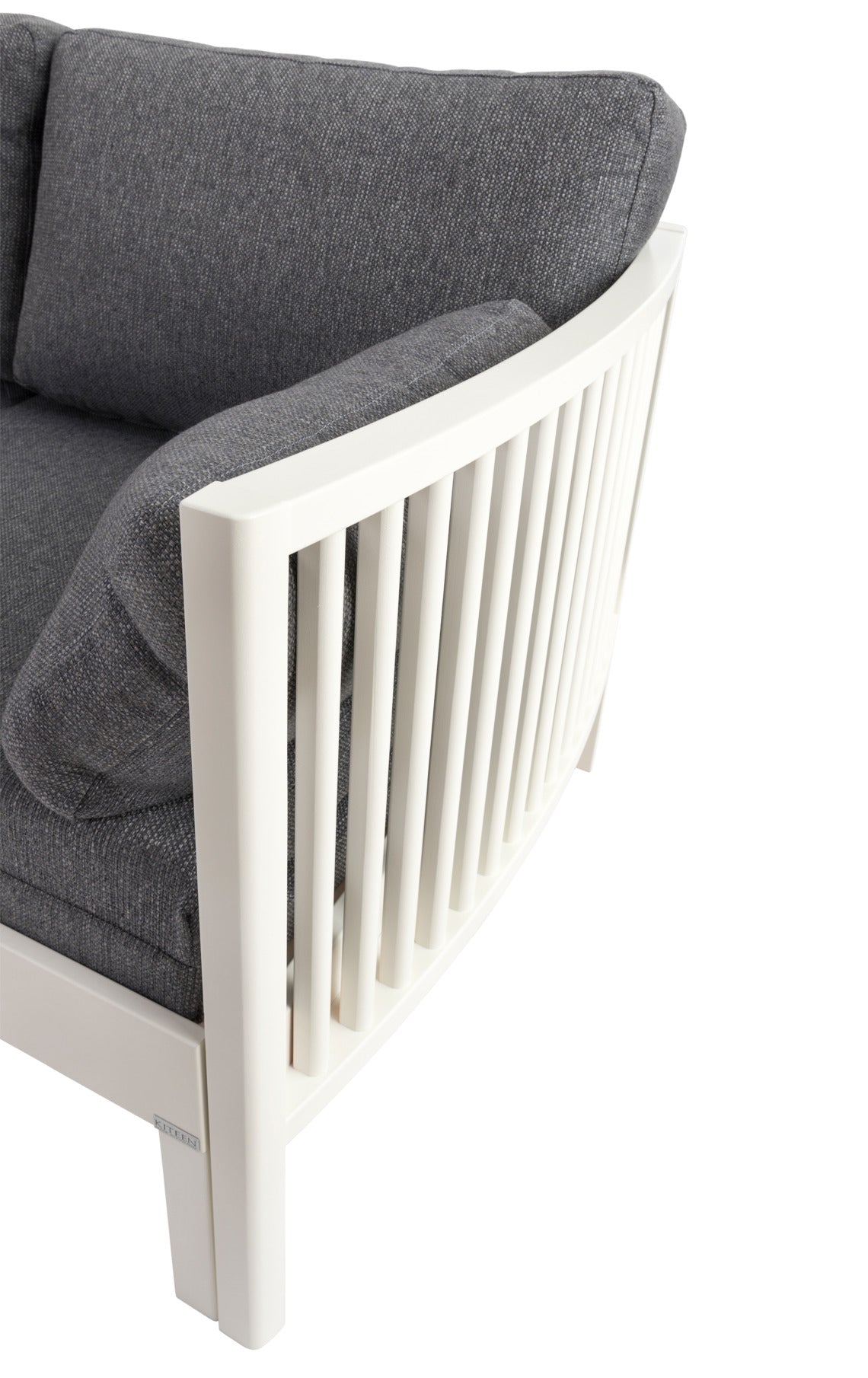 Massiivikoivuisen Aarre-vuodesohvan käsinojassa on kaunis kaareva muotoilu.