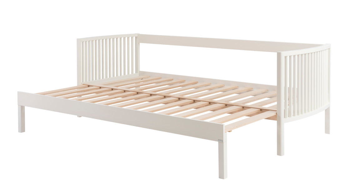 Valkoisen Aarre-laverisohvan massiivikoivurunko vuoteeksi levitettynä.