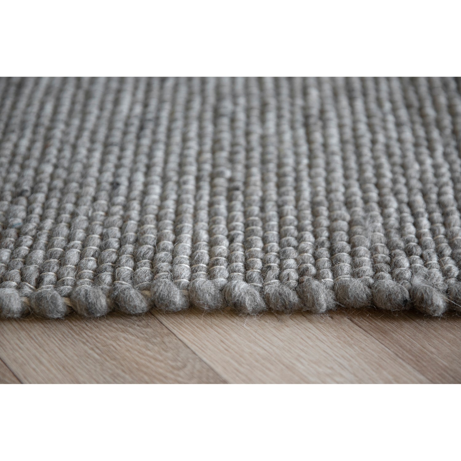 Auckland-villamatto. on 100 % villaa. Kuvassa on harmaa Auckland-villamatto.