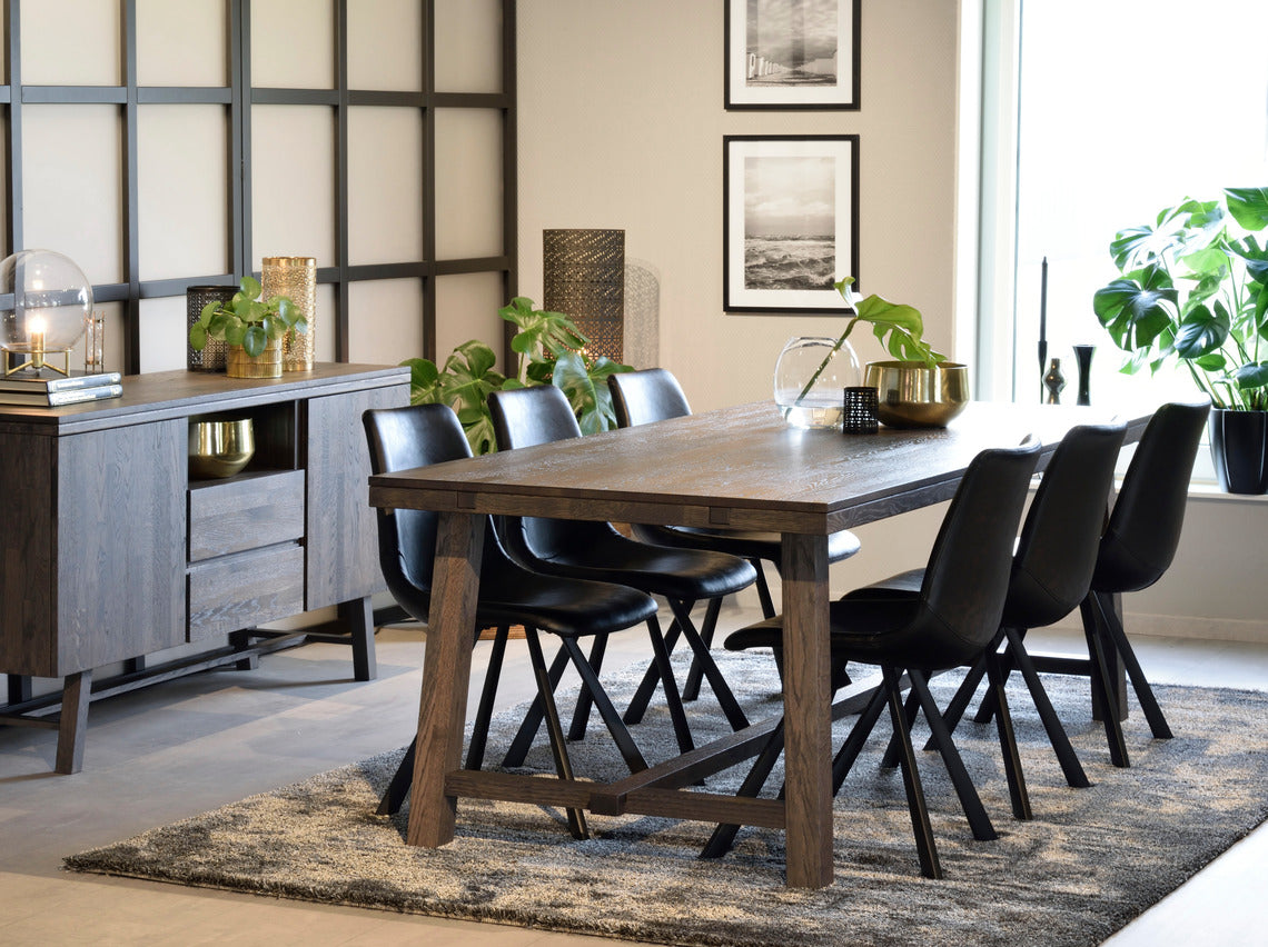 Tummissa Brooklyn-kalusteissa on harjattu pinta ja viimeistelynä sävytelakka. Kuvassa on savutammenvärinen Brooklyn-ruokapöytä 220 x 95 cm ja Amalfi-tuolit.